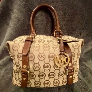 Michael Kors med size Handbag W/Classic Kors pattern & Leather handles. Gold HW